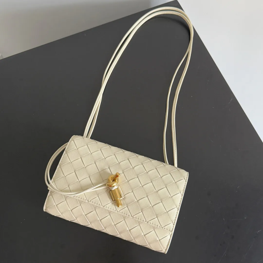 Batch 1560 Bottega Veneta 2025 early autumn series Andiamo handbag, a really good bag, mini crossbody bag, classic woven leather clutch, metallic button and rope closure, simple but not simple, elegant texture, elegant weaving attitude. Style number: 836940 Size: 19*12.6*2cm